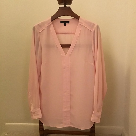 Banana Republic Tops - PRETTY💕Banana Republic Top 🌸